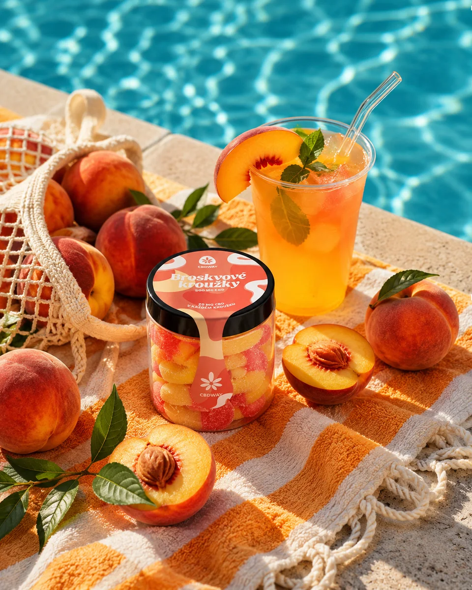 CBDWAY-Pfirsichprodukt mit Früchten und einem Getränk am Pool