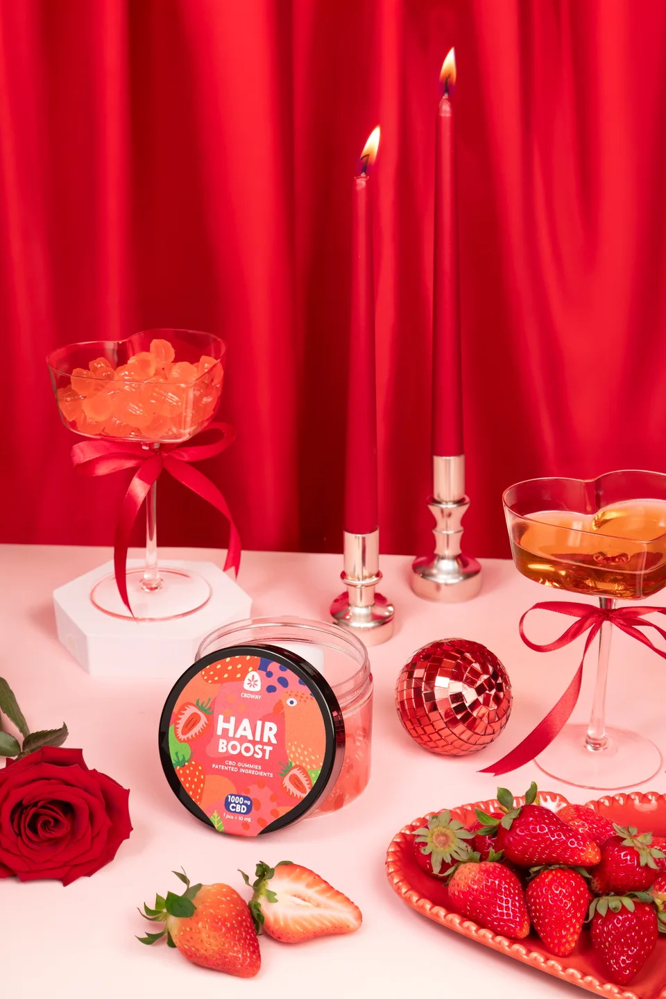 CBDWAY Hair Boost in einer roten Szene mit Erdbeeren