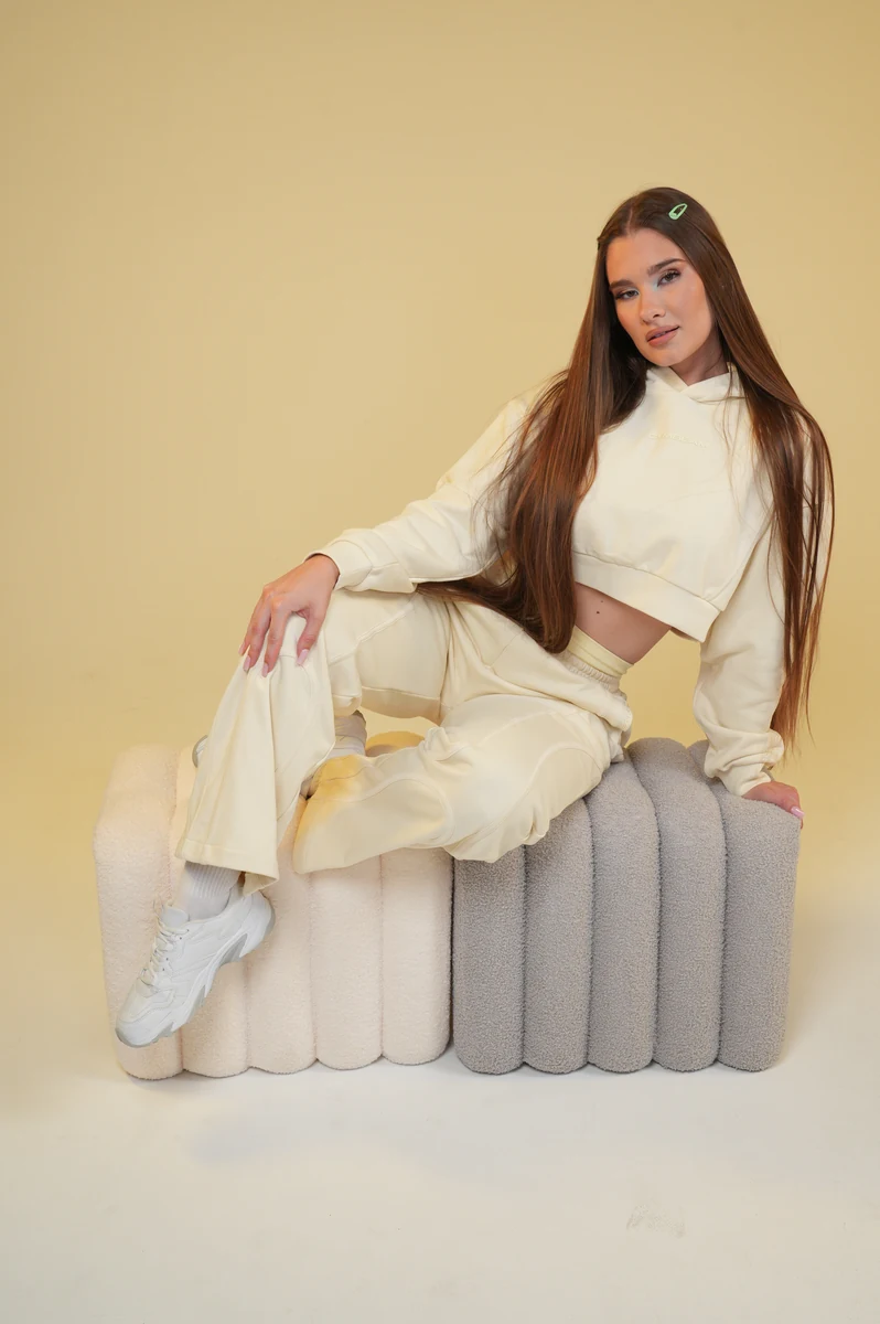 Vor der Postproduktion: dasselbe Model auf einem Sofa im Studio