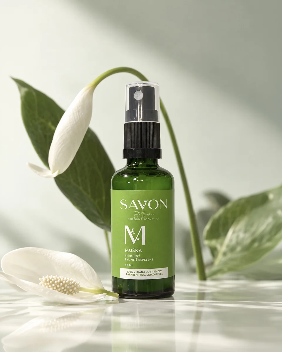 Grünes Savon-Produkt bei weissen Blüten und einer Wasseroberfläche