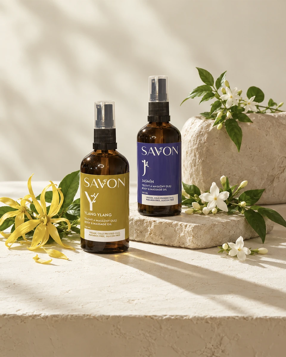 Savon-Öle Ylang-Ylang und Jasmin zwischen Blüten auf hellem Stein