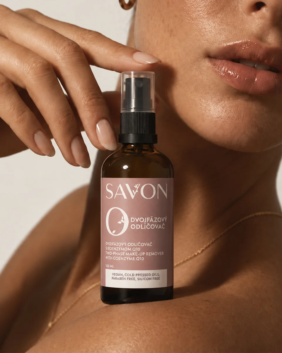 Detail einer Frau mit Savon-Zweiphasen-Make-up-Entferner am Gesicht