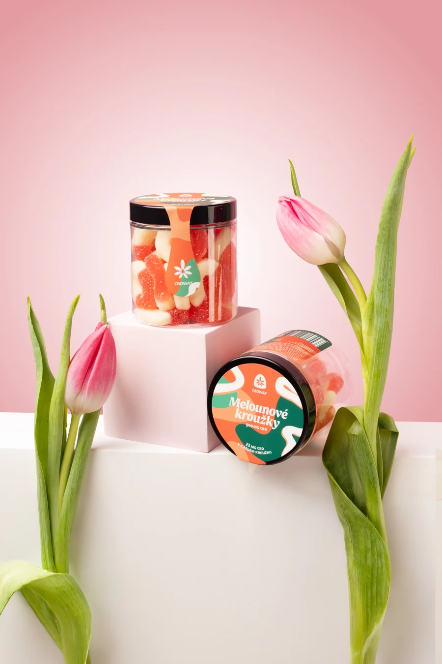 CBDWAY in einer zartrosa Szene mit Tulpen