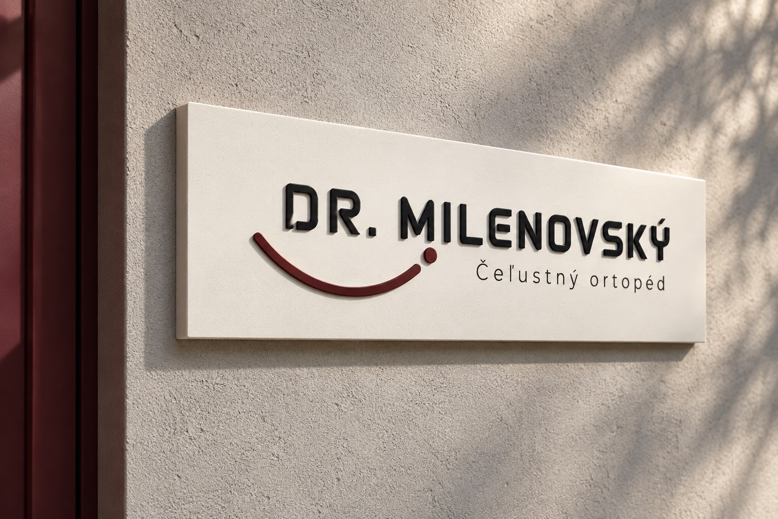 Visualisierung der Identität von Dr. Milenovský an der Praxisbeschilderung